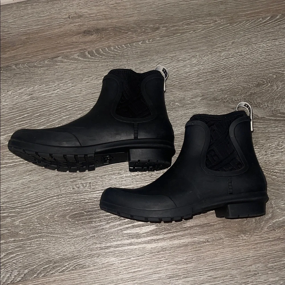 Ugg Black Ankle Rain Boots Sherpa lined spring size 6 casual shoes chevonne